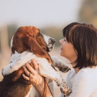 犬を抱っこする時にしてはいけないNG行為5選　絶対にすべきではないやり方も…どんなリスクがあるの？