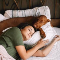 犬が『人の頭の近くで寝る』心理5選　寄り添って眠る理由や飼い主への気持ちとは？