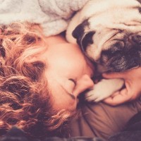 犬の『寝る場所』でわかる心理4つ　飼い主に対する気持ちを愛犬の眠る位置別に解説