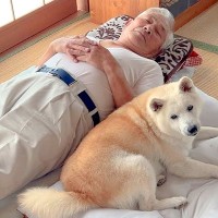 犬と一緒に『お昼寝したい』おじいちゃん…可愛すぎる『結末』が33万再生「仕方なく付き合うの優しすぎｗ」「真のヒロインはじいちゃん」