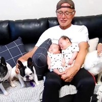 『やっと帰ってきた！』おじいちゃんの帰宅を心待ちにしていた3匹の犬…双子の赤ちゃんと一緒に寄り添う姿が12万回再生「みんな可愛い」と絶賛