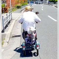 97歳のおじいちゃんと9歳の犬…歳の差カップルによる『自転車の2人乗り』が尊すぎると80万再生「可愛いふたり」「なぜか涙でる」と絶賛