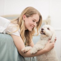 犬が早朝に『飼い主を起こす』理由4つ　愛犬からの要求に応えるべき？対処法とは？