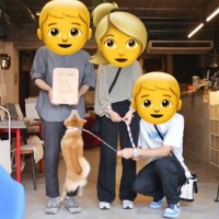 『あの…記念撮影中なんですが…』犬と一緒に写真を撮ろうとした結果…ツッコミどころ満載な光景が100万表示「自由すぎる」「凄いジャンプｗ」