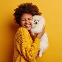 犬の『抱っこ』でしてはいけないNG行為４選　絶対に知っておくべき危険な抱き方とは？