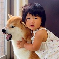 赤ちゃんの頃から『犬と一緒に育った1歳の女の子』…まさかの『お話しする光景』が尊すぎると28万再生「いい兄妹」「後ろ姿が眩しい」と絶賛