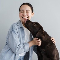 犬が『人の顔を舐めたがる』心理5つ　しつこく舐めてくる理由や注意が必要な場合とは？