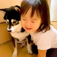 『だーいしゅきよ！』1歳の女の子からの"熱烈な愛情表現"を受けるお姉ちゃん犬が話題に「お利口さんすぎ」「ほっぺくっつける姿が尊い」