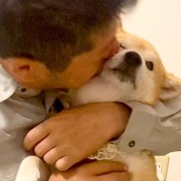 お父さんが出張から帰宅し、犬が大喜びするかと思いきや…『そっちかいｗ』完全に逆な光景が136万再生「爆笑」「気持ちわかるｗ」共感の声も