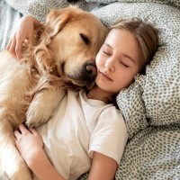 犬が『飼い主の上で眠る』心理５選　安心できるから？愛犬が密着したがる理由とは