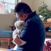 『愛犬家すぎるパパ』の出張が決まったら…離れたくなさ過ぎて見せた『別れの儀式』が泣けると48万再生　愛情の深さが分かる光景に思わず感動