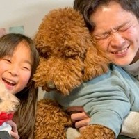 16歳の誕生日を迎えたおじいちゃん犬→家族との『微笑ましすぎるお祝いの光景』が9万再生「まだまだ長生きしてね」「幸せそう」と称賛