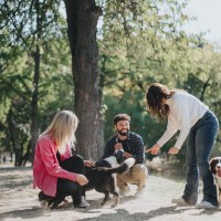 『フレンドリーな犬』の共通点４選　人懐っこいワンコに育てる方法はあるの？注意点まで解説