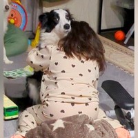 夜、寝ようとしたら娘が号泣→なぜか犬を抱きしめて…まさかの『泣いてしまった理由』が愛おしすぎると90万再生「なんて素敵な子」「相思相愛」