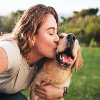 犬の寿命が縮む『飼い主の親バカ行為』３選　今すぐに改善すべきNG行動とは？