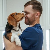 犬が飼い主の顔をしつこく舐める『5つの理由』やめさせる方法はあるの？対処法まで