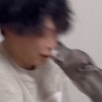 鼻にティッシュを入れたパパ→犬と遊んでいたら『本気モード』になってしまい…次の瞬間に起こった災難に「狩猟対象w」「ウチも同じ」の声