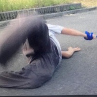 散歩する兄→大型犬のパワーについていけず…衝撃的な『まさかのハプニング』に44万いいねの大反響「受け身完璧で草」「躍動感半端ない」と爆笑