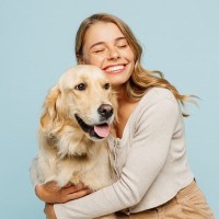 犬が『くっついてほしい』と思っているときにみせるサイン5選　より絆を深めるために飼い主ができることとは？