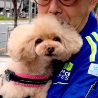 １年ぶりに『大好きな配達員さん』に会えた犬…思わず笑みがこぼれる『感動の再会』に「自分のことのように嬉しい」「織姫と彦星だね」と大絶賛