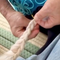 髪の毛を編むのが好きなおばあちゃん→犬のしっぽに目をつけて…まるでサソリ？微笑ましい光景に「無敵の強さ」「強そうなネーミングｗ」と反響