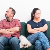 犬が『不安』だと感じること4選　精神的に不安定なときにみせる仕草や行動とは？