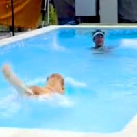 『助けてー！』プールで溺れたフリをしたら、大型犬はどうするのか検証→もはやヒーローのような『まさかの行動』に反響「感動した」「偉い」