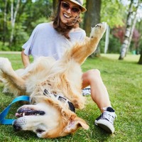 犬が人の足に体を擦り付けるときの心理5つ　どんな理由が隠されているの？注意が必要な行動まで