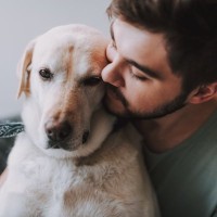 犬に『依存してしまう人』の共通点5選　愛犬と離れることができない飼い主への悪影響とは