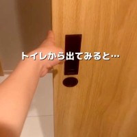 トイレ中にパパからLINE→『犬が待ってるから早く出ておいで』と連絡が…ドアを開けた瞬間の『まさかの光景』が33万再生「幸せだなあ」