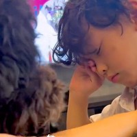 朝、起きたばかりの7歳の男の子→大型犬が『かまって攻撃』をした結果…尊すぎる『寝起きの光景』に反響「イチャイチャ可愛いｗ」と6万再生
