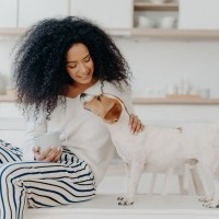 愛犬は『飼い主の休日』を認識している？仕事がないことを察知しているときにみせる行動とは