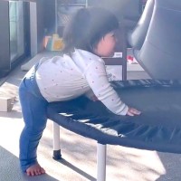 『赤ちゃんが立ちあがる瞬間』を撮影しようとしたら、大型犬が…想定外だった『まさかのハプニング』に反響「どっちも可愛い」「毛ｗｗｗ」