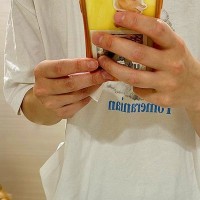 洗面所で身支度をはじめると、背後で犬が…愛おしすぎる『監視強化』に3万いいね集まる「完全にマークされてるｗ」「気になってて可愛い」と絶賛