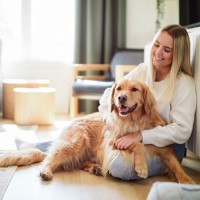 犬が『飼い主に寄りかかってくる』心理5選　可愛すぎる理由や愛犬に密着してもらうためにできることまで