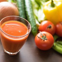 犬に市販の野菜ジュースを与えるのは危険？人間用を与えることで起こりうる健康リスクとは