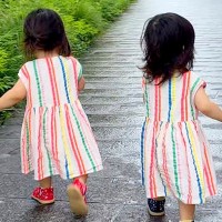 小さな女の子２人と犬を連れてお散歩→『犬が見当たらないな』と思ったら…想定外な『まさかの光景』に爆笑「可愛すぎ」「見守ってるんだよねｗ」