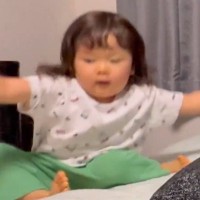 ベッドで遊んでいた女の子が落下→見ていた犬が…思わず笑顔になる『想定外の反応』が1431万表示の反響「守りたい幸せ…」「最強の癒やし」