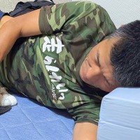 おっさんの飲み会に大型犬を呼んだ結果→寝落ち後、起きた瞬間…目に飛び込んできた『まさかの光景』に19万いいね「幸せそう」「参加したい」