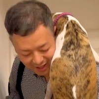 『ゲリラ雷雨』に怯えている犬→パパが帰ってきた途端に…愛おしすぎる『感情が爆発した光景』に反響「救世主だ」「まさにヒーロー」