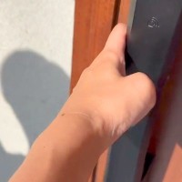 大好きな『人間のお友達』ができた犬→玄関のドアを開けた、次の瞬間…予想以上に『大喜びのお出迎え』が31万再生「幸せ伝わる」「満面の笑み」