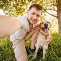 犬が『尊敬』している人に見せるサイン3選　信頼関係が築けているかを判断する方法や注意点まで