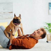 犬を『可愛がりすぎる』と起こるデメリット4選　過剰なふれあいによるリスクや適切な距離感とは？