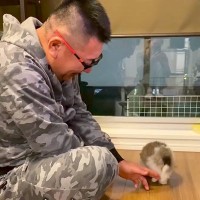 『子どもがいない夫婦』が犬を飼った結果→愛情いっぱいに育てて…思わず涙する『3年後の光景』が59万再生「尊すぎる」「愛に溢れてる…」