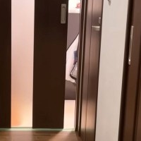 ドアを10センチだけ開けて外出→お留守番していた犬が…まさかの『自分流にカスタマイズする光景』に反響「幅ぴったりｗ」「国宝級にかわいい」