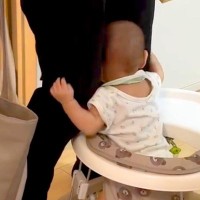 赤ちゃんと犬が『仕事を終えて帰ってきたパパ』に…愛されすぎている『全身を使った猛烈アピール』が83万再生「大好きなんだ」「幸せ過ぎる」