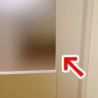 入院を終え帰宅したママ→犬がドアの前で待っているのが見えて…あまりにも愛おしい『再会の瞬間』に感動「ウルウルしちゃった」「頭グリグリ」