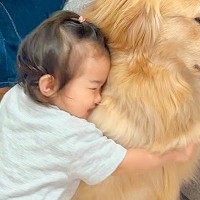遊びに来たおばあちゃん→帰り際『バイバイ』と言ったら、1歳の女の子が大型犬に…勘違いした『まさかの行動』に反響「幸せすぎ」「相思相愛」