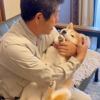 1週間の出張に行くことになった父→犬に『お別れ』を言った結果…尊すぎる『行ってきますの儀式』が88万再生「パパの愛が深いｗ」「相思相愛」