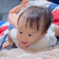 赤ちゃんが『犬から遊びの誘いを受けた』結果→ソファから降りて…『尊すぎる光景』に心が浄化されると3万いいね「素晴らしい」「最高の家族」